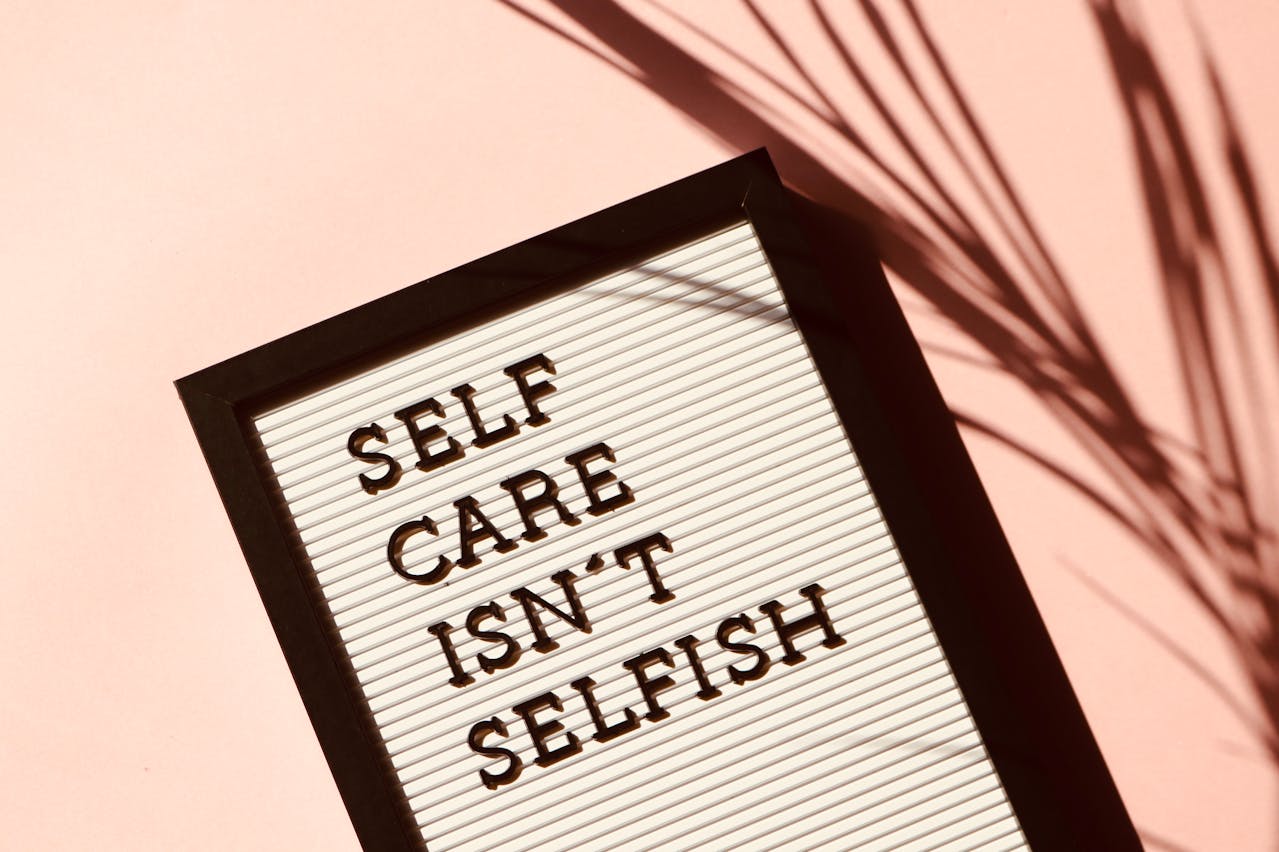 Schild auf dem steht: Selfcare isn`t selfish