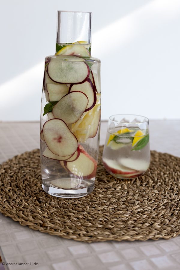 Infused water aus Pfirsich, Basilikum, Zitrone